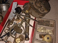Lot 99 - onderdelen voor klokken en wekkers - afbeelding 2 van  5