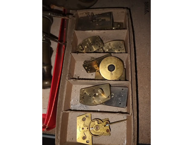 Lot 99 - onderdelen voor klokken en wekkers - afbeelding 3 van  5