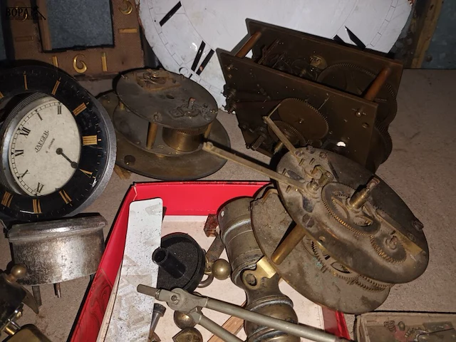 Lot 99 - onderdelen voor klokken en wekkers - afbeelding 4 van  5
