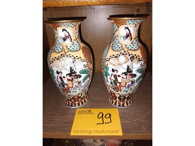 Lot 99 - oosterse vazen. 2 stuks - afbeelding 1 van  5
