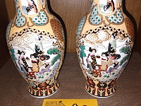 Lot 99 - oosterse vazen. 2 stuks - afbeelding 1 van  5