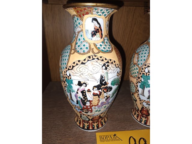 Lot 99 - oosterse vazen. 2 stuks - afbeelding 2 van  5