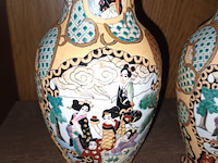 Lot 99 - oosterse vazen. 2 stuks - afbeelding 2 van  5