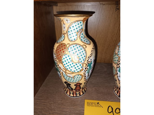 Lot 99 - oosterse vazen. 2 stuks - afbeelding 3 van  5