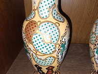 Lot 99 - oosterse vazen. 2 stuks - afbeelding 3 van  5