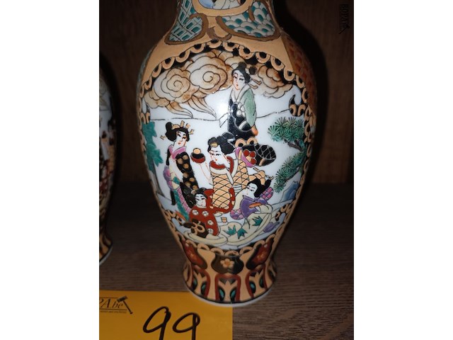 Lot 99 - oosterse vazen. 2 stuks - afbeelding 4 van  5