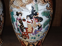 Lot 99 - oosterse vazen. 2 stuks - afbeelding 4 van  5