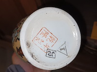 Lot 99 - oosterse vazen. 2 stuks - afbeelding 5 van  5