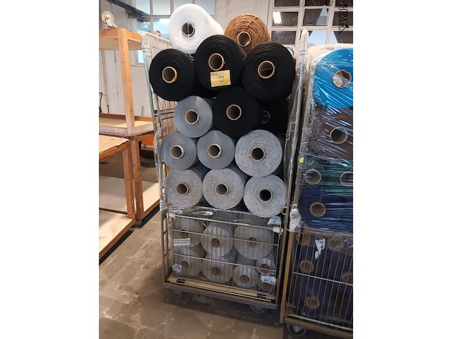 Lot 99 - rolcontainer met bobijnen garen - afbeelding 1 van  2