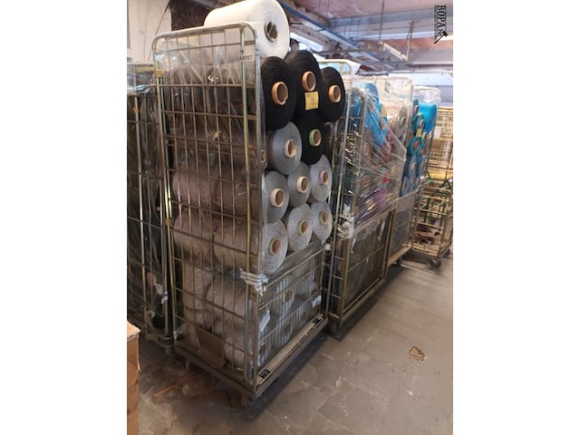 Lot 99 - rolcontainer met bobijnen garen - afbeelding 2 van  2