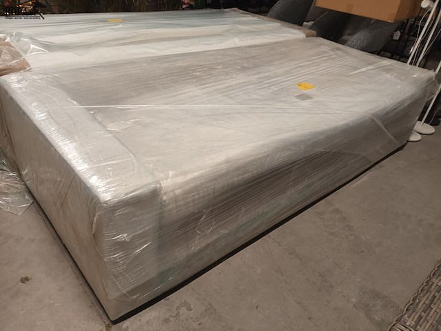 Lot 99 - sofa - afbeelding 1 van  5