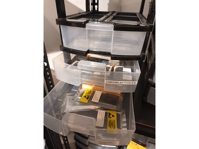 Lot 99 - sorteertorens met gsm batterijen. 3 stuks - afbeelding 2 van  5