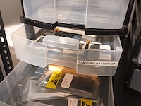 Lot 99 - sorteertorens met gsm batterijen. 3 stuks - afbeelding 2 van  5