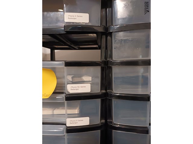 Lot 99 - sorteertorens met gsm batterijen. 3 stuks - afbeelding 3 van  5