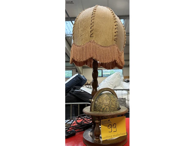 Lot 99 - vintage houten tafellamp met ingebouwde wereldbol - afbeelding 1 van  4