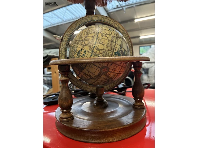 Lot 99 - vintage houten tafellamp met ingebouwde wereldbol - afbeelding 2 van  4