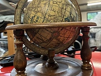 Lot 99 - vintage houten tafellamp met ingebouwde wereldbol - afbeelding 2 van  4