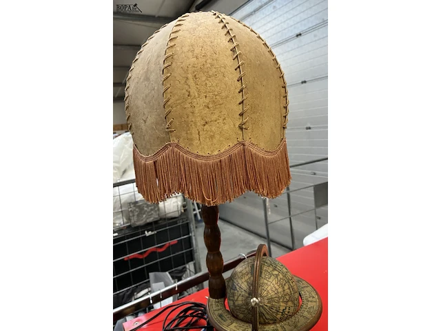 Lot 99 - vintage houten tafellamp met ingebouwde wereldbol - afbeelding 3 van  4