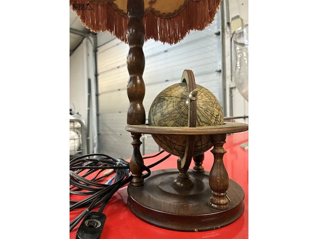 Lot 99 - vintage houten tafellamp met ingebouwde wereldbol - afbeelding 4 van  4