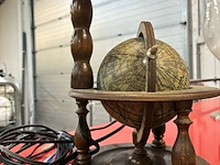 Lot 99 - vintage houten tafellamp met ingebouwde wereldbol - afbeelding 4 van  4