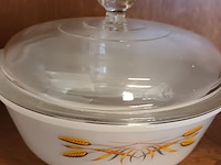 Lot 99 - vintage ovenschalen fire king. 3 stuks - afbeelding 3 van  5