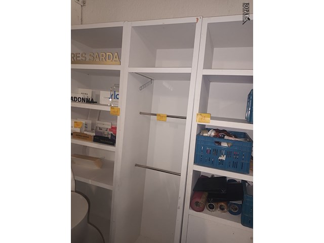 Lot 99 - winkel wandkast - afbeelding 1 van  2