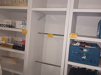 Lot 99 - winkel wandkast - afbeelding 1 van  2