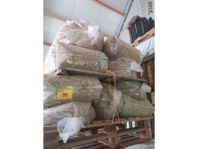Lot 99 - zakken met hooi. 10 stuks - afbeelding 1 van  2