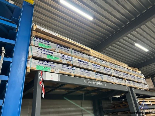 Lot aluminium composiet panelen van het merk alucoil, type larson fr anodic brushed glossy. de panelen hebben afmetingen van 4 x 1500 x 6000 mm - afbeelding 1 van  5