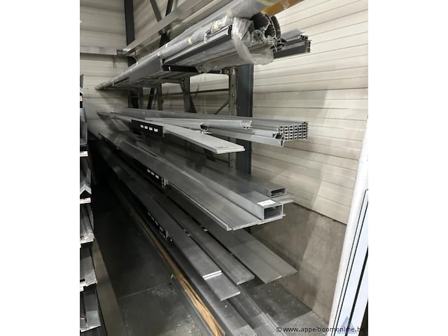 Lot aluminium profielen en staven, diverse types en afmetingen - afbeelding 1 van  5