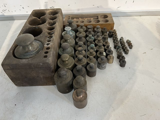 Lot antieke koperen gewichten (60 stuks) - afbeelding 1 van  2
