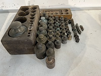 Lot antieke koperen gewichten (60 stuks) - afbeelding 1 van  2