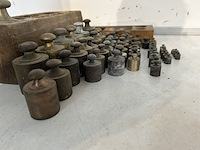 Lot antieke koperen gewichten (60 stuks) - afbeelding 2 van  2