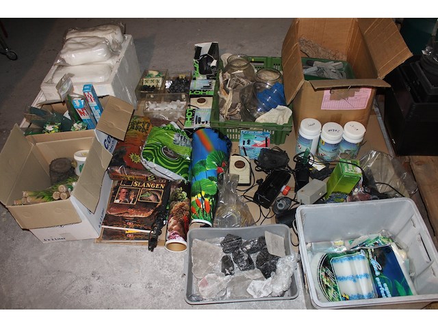 Lot aquarium- en reptielbenodigdheden - afbeelding 1 van  4