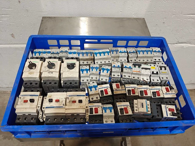 Lot automatische zekeringen, motorbeveiligers & relais - afbeelding 1 van  4
