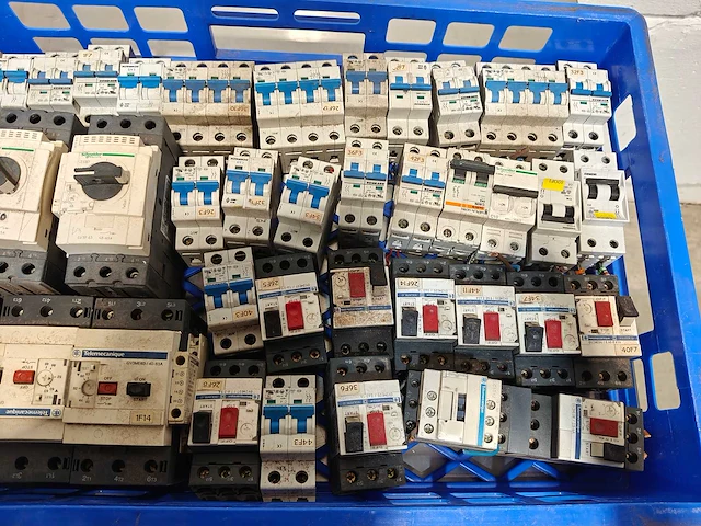 Lot automatische zekeringen, motorbeveiligers & relais - afbeelding 3 van  4