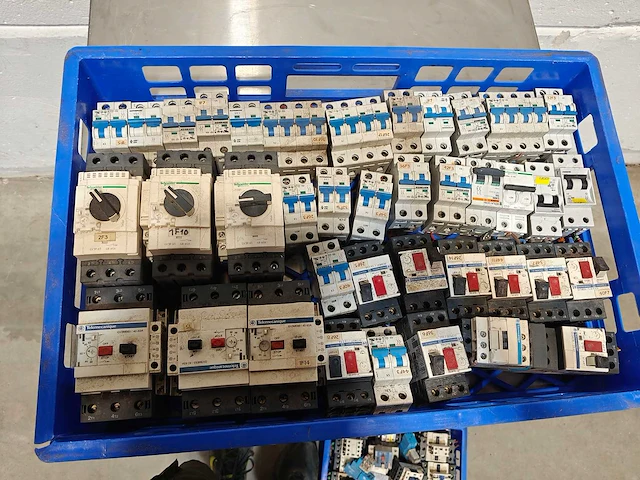 Lot automatische zekeringen, motorbeveiligers & relais - afbeelding 4 van  4