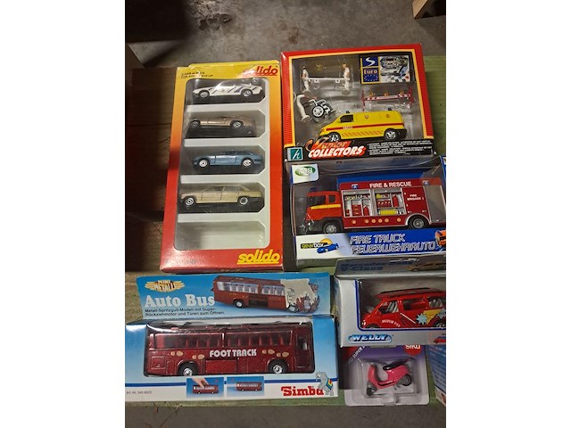Lot auto's in verpakking nieuw in metaal - afbeelding 1 van  7