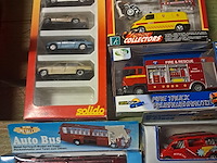 Lot auto's in verpakking nieuw in metaal - afbeelding 1 van  7