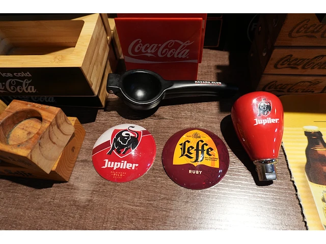 Lot barreclame en accessoires (kasteelbier, coca-cola, westmalle, la chouffe, tönissteiner) - afbeelding 6 van  14