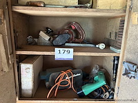 Lot bestaande uit diverse elektrische gereedschappen, waaronder een elektrische schaaf van het merk holzher, een boormachine van het merk hitachi en een elektrisch gereedschap van het merk black & decker.