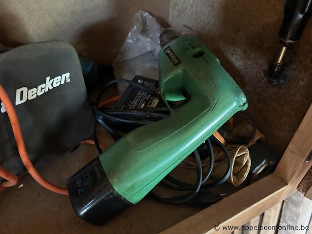 Lot bestaande uit diverse elektrische gereedschappen, waaronder een elektrische schaaf van het merk holzher, een boormachine van het merk hitachi en een elektrisch gereedschap van het merk black & decker. - afbeelding 2 van  4