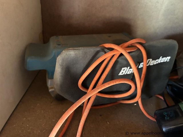 Lot bestaande uit diverse elektrische gereedschappen, waaronder een elektrische schaaf van het merk holzher, een boormachine van het merk hitachi en een elektrisch gereedschap van het merk black & decker. - afbeelding 3 van  4