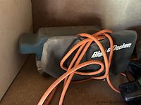 Lot bestaande uit diverse elektrische gereedschappen, waaronder een elektrische schaaf van het merk holzher, een boormachine van het merk hitachi en een elektrisch gereedschap van het merk black & decker. - afbeelding 3 van  4