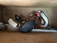 Lot bestaande uit diverse elektrische gereedschappen, waaronder een elektrische schaaf van het merk holzher, een boormachine van het merk hitachi en een elektrisch gereedschap van het merk black & decker. - afbeelding 4 van  4