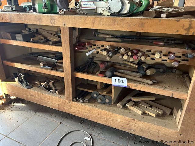 Lot bestaande uit diverse handgereedschappen waaronder schaven, zagen, beitels, hamers en vijlen. - afbeelding 1 van  3