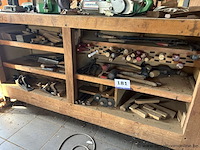 Lot bestaande uit diverse handgereedschappen waaronder schaven, zagen, beitels, hamers en vijlen.