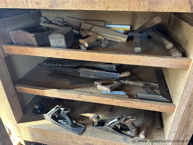 Lot bestaande uit diverse handgereedschappen waaronder schaven, zagen, beitels, hamers en vijlen. - afbeelding 2 van  3