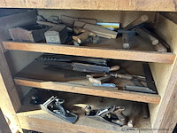 Lot bestaande uit diverse handgereedschappen waaronder schaven, zagen, beitels, hamers en vijlen. - afbeelding 2 van  3