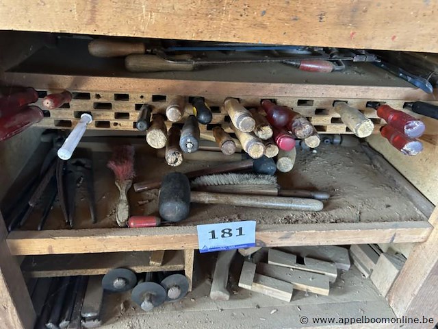 Lot bestaande uit diverse handgereedschappen waaronder schaven, zagen, beitels, hamers en vijlen. - afbeelding 3 van  3